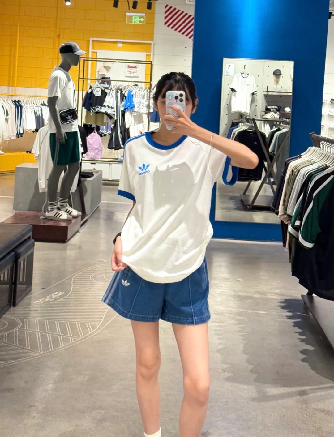 No watermark upper body rendering 𝟬𝟱𝟰𝟳#Exclusive real shot/difference between various stolen pictures and online version on the market [𝗔𝗱𝗶𝗱𝗮𝘀Adidas Song Yuqi Same Style Clover American Trendy Denim Shorts] ✅Full set of 1:1 customized accessories ➕Customized three-label ➕𝗬𝘂𝗮𝗻 version hang tag ➕𝗹𝗼𝗴𝗼 packaging bag🔥 ➕Scan the tag to enter the official website. ✅Top Original version, ins Xiaohongshu Dewu Kuaishou and many bloggers wear it. ✅Washed denim + three-stripe design, the clover logo is super recognizable✨. Loose fit, comfortable to wear and Breathable, suitable for summer commuting, leisure, and sports! With Versatile attributes, it can be worn casually and easily switch between street or vacation styles. It is a must-have item in your summer wardrobe! Color: Blue Size: xs-x L